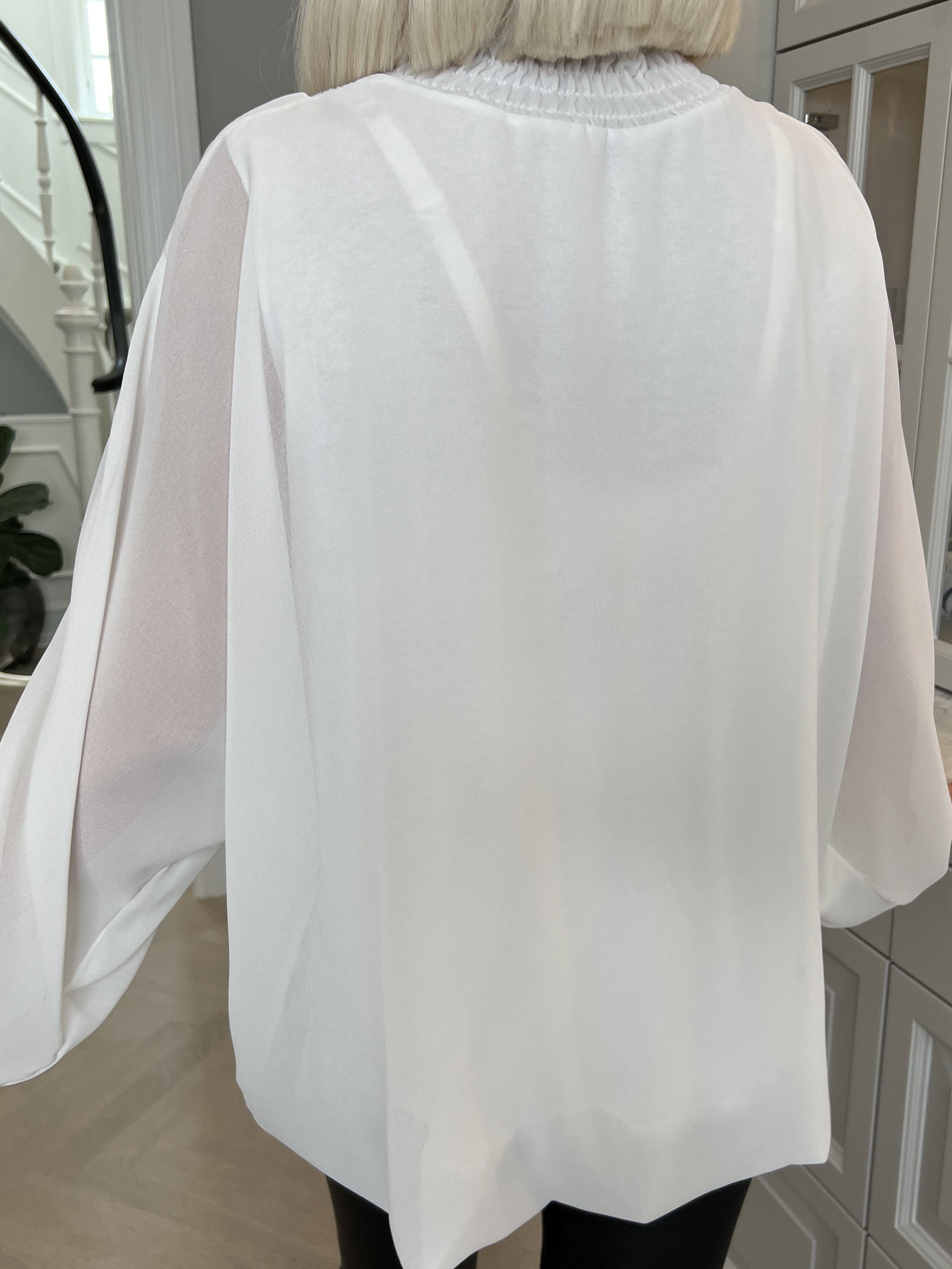 Edina - Söt blus med vida ballongärmar